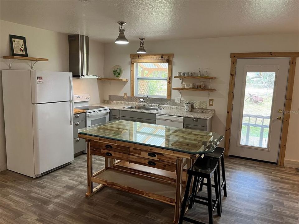 For Sale: $329,900 (3 beds, 2 baths, 1266 Square Feet)