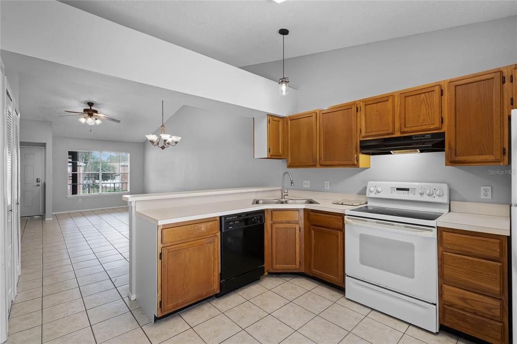 For Sale: $214,000 (2 beds, 2 baths, 919 Square Feet)