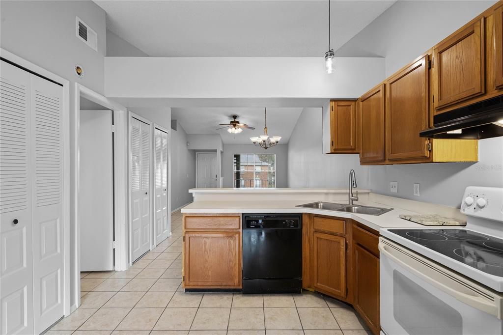 For Sale: $214,000 (2 beds, 2 baths, 919 Square Feet)