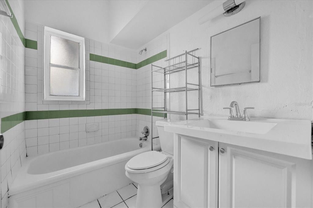 For Sale: $199,000 (2 beds, 1 baths, 777 Square Feet)