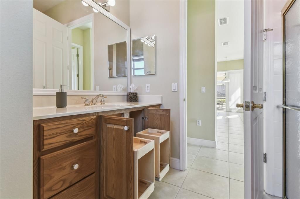 RAISED VANITY W/PULL OUT DRAWERS