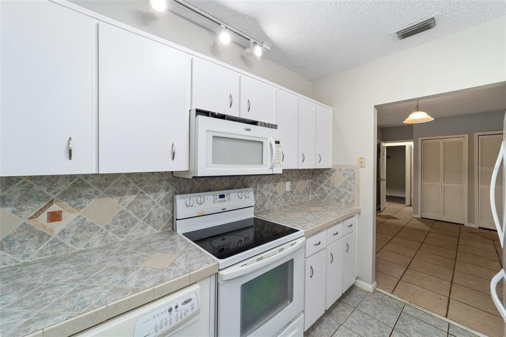 For Rent: $1,300 (2 beds, 2 baths, 1036 Square Feet)