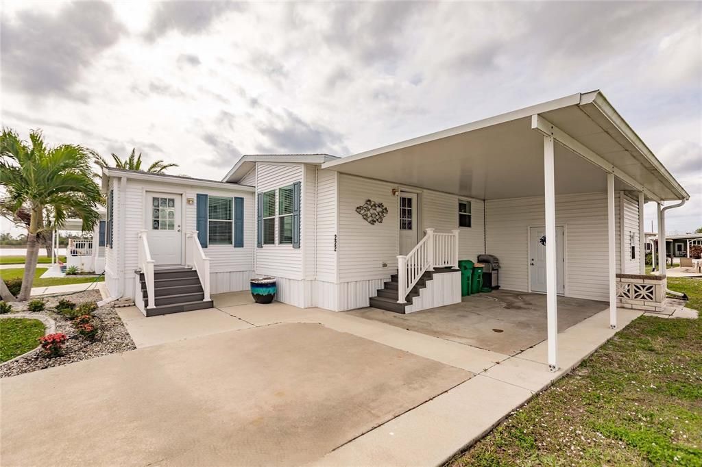 Driveway, Carport. 2 entrances