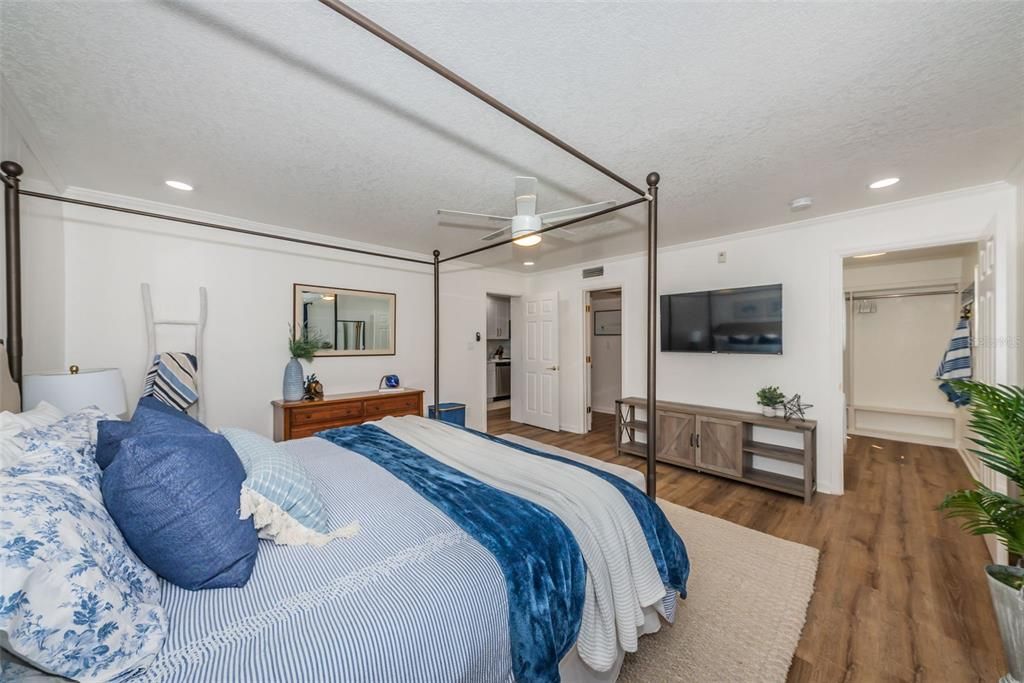 Active With Contract: $4,250 (1 beds, 1 baths, 823 Square Feet)