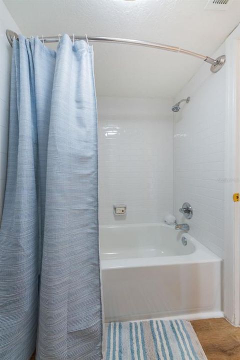 Active With Contract: $4,250 (1 beds, 1 baths, 823 Square Feet)