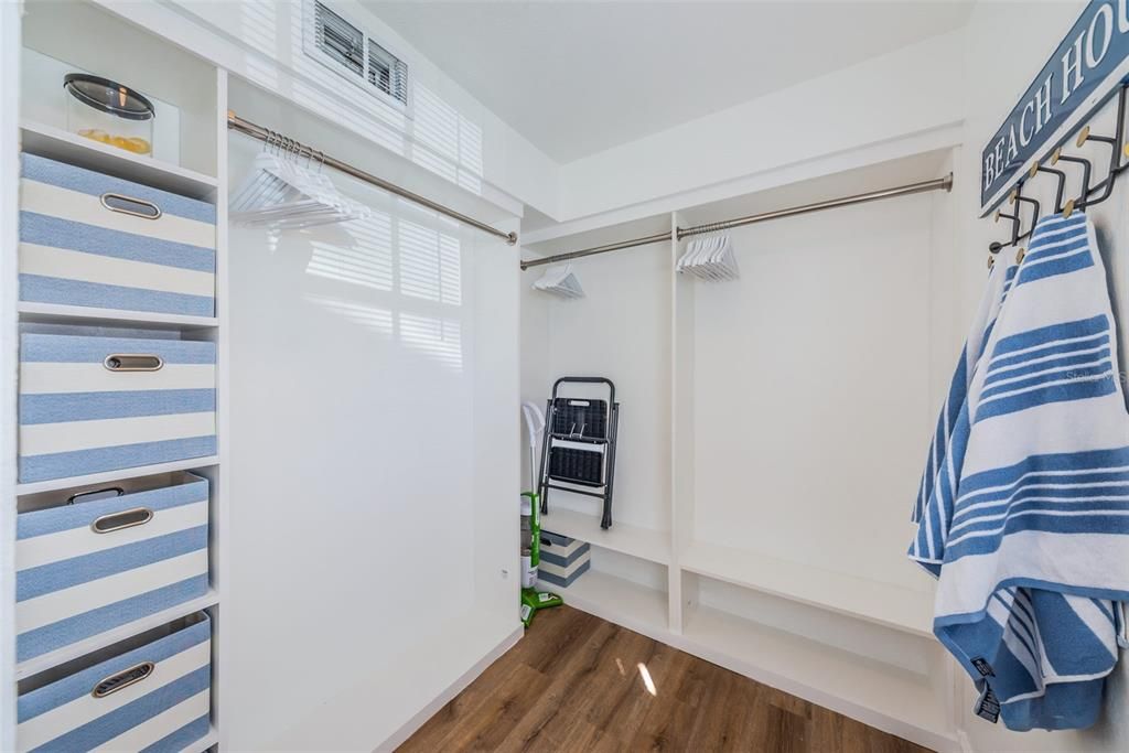 Active With Contract: $4,250 (1 beds, 1 baths, 823 Square Feet)