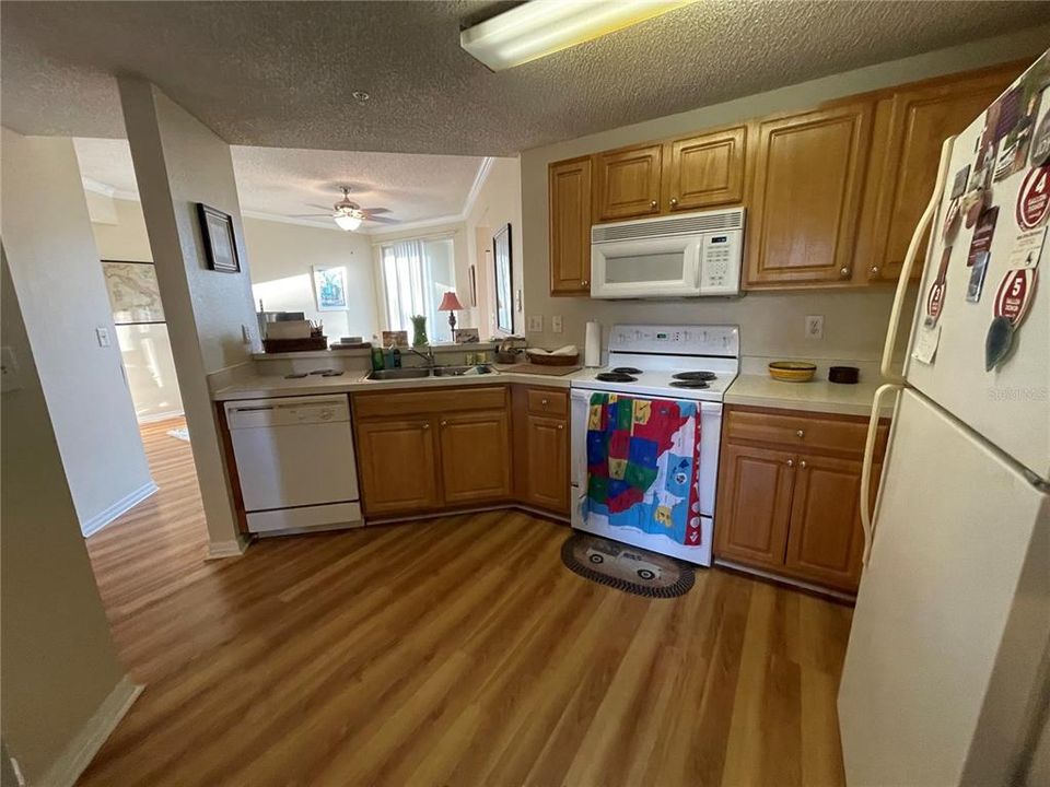 For Sale: $210,000 (1 beds, 1 baths, 964 Square Feet)