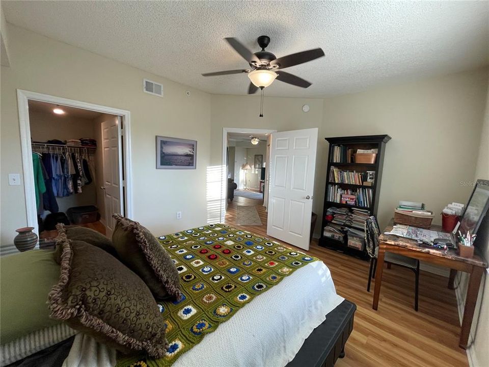 For Sale: $210,000 (1 beds, 1 baths, 964 Square Feet)