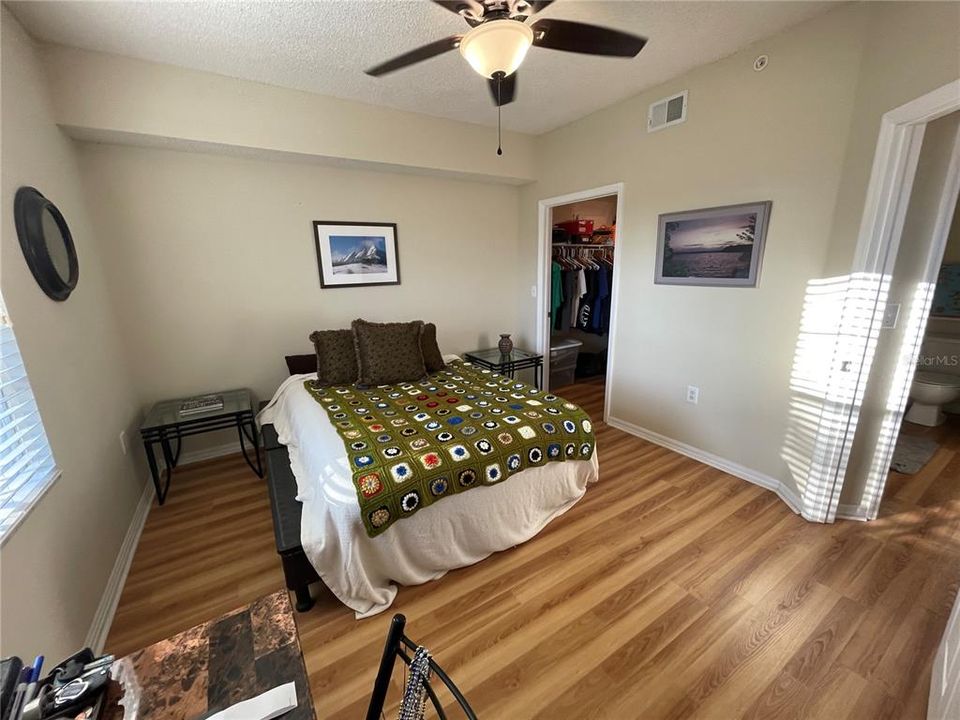 For Sale: $210,000 (1 beds, 1 baths, 964 Square Feet)