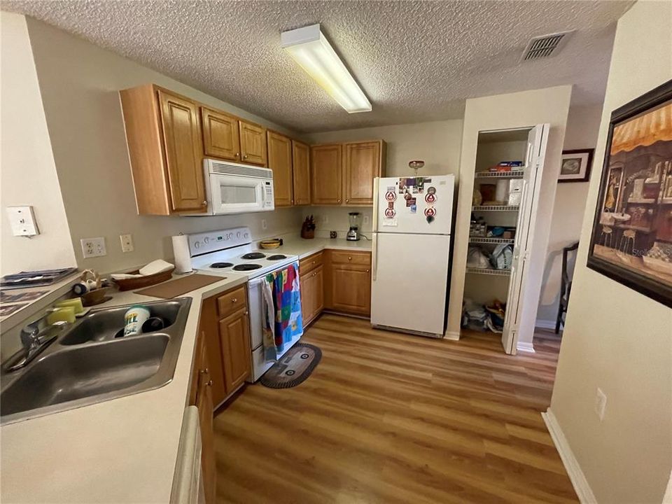 For Sale: $210,000 (1 beds, 1 baths, 964 Square Feet)