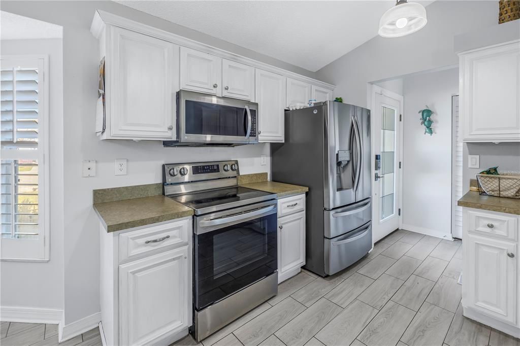 For Sale: $359,900 (3 beds, 2 baths, 1211 Square Feet)