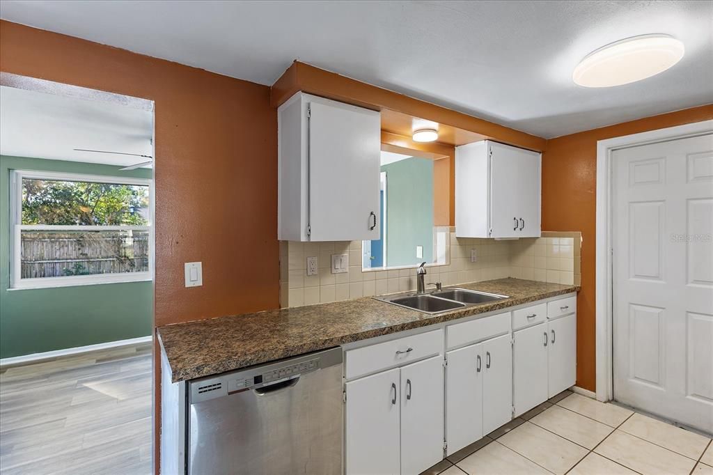 For Sale: $229,000 (2 beds, 1 baths, 1000 Square Feet)