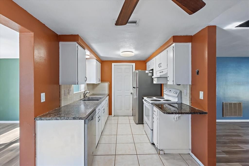 For Sale: $229,000 (2 beds, 1 baths, 1000 Square Feet)