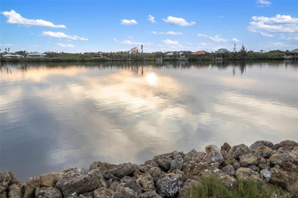 На продажу: $2,125,000 (2.41 acres)