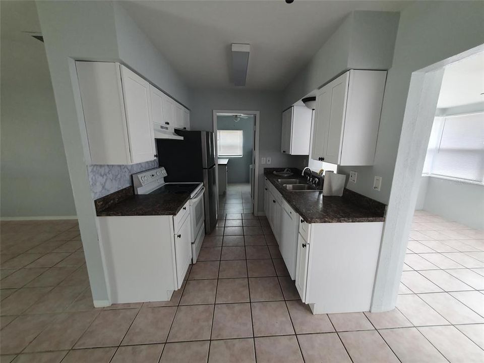 For Rent: $2,350 (3 beds, 1 baths, 960 Square Feet)