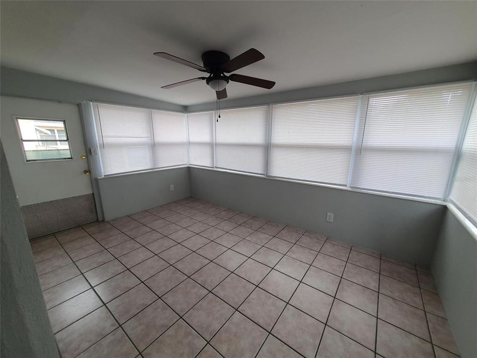 For Rent: $2,350 (3 beds, 1 baths, 960 Square Feet)