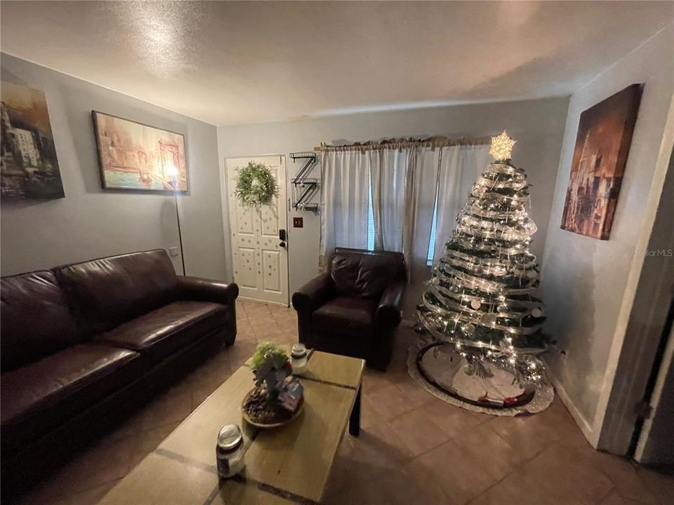 For Sale: $375,000 (3 beds, 2 baths, 1098 Square Feet)