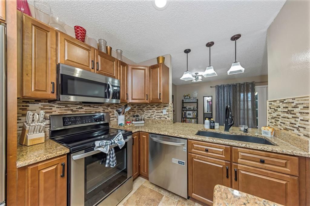 For Sale: $333,500 (2 beds, 2 baths, 1273 Square Feet)