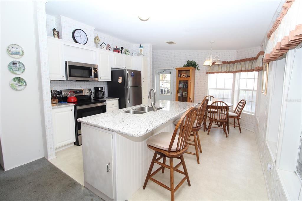 Beautiful Spacious Kitchen with center island/breakfast bar