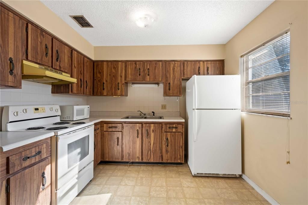 For Sale: $200,000 (2 beds, 1 baths, 884 Square Feet)