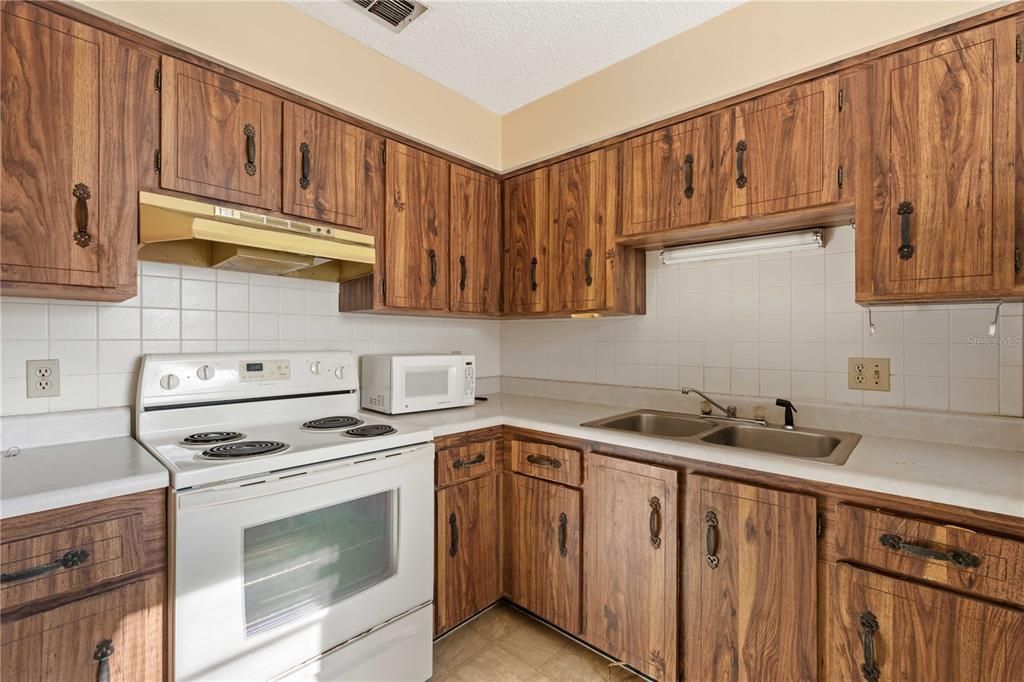 For Sale: $200,000 (2 beds, 1 baths, 884 Square Feet)