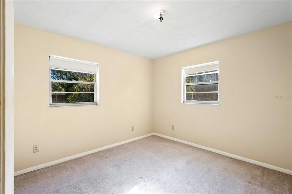 For Sale: $200,000 (2 beds, 1 baths, 884 Square Feet)