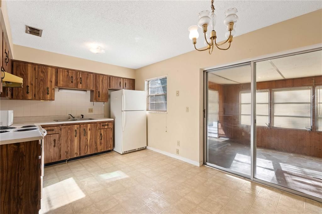 For Sale: $200,000 (2 beds, 1 baths, 884 Square Feet)