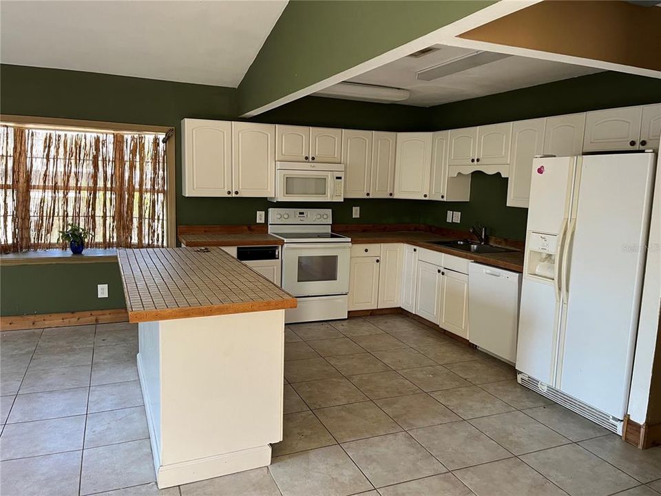 For Sale: $315,000 (2 beds, 2 baths, 1704 Square Feet)