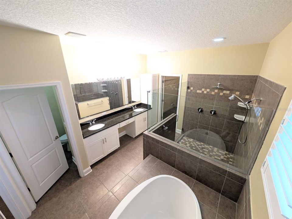 Master Bathroom, his/hers sinks and separate water room/toilet