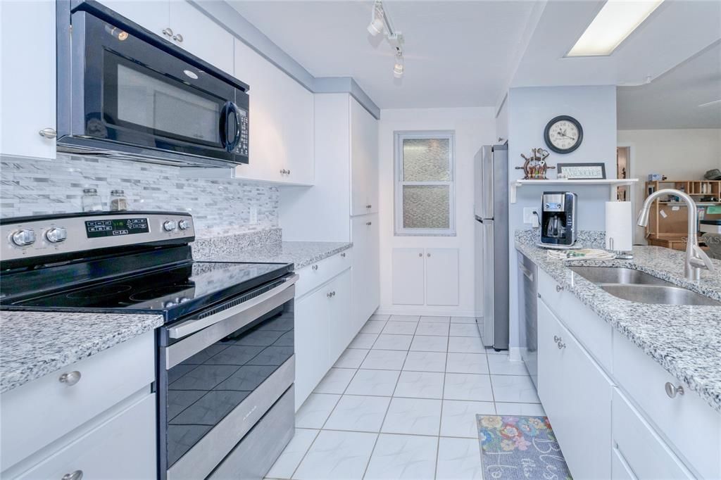 For Sale: $448,000 (2 beds, 2 baths, 1316 Square Feet)