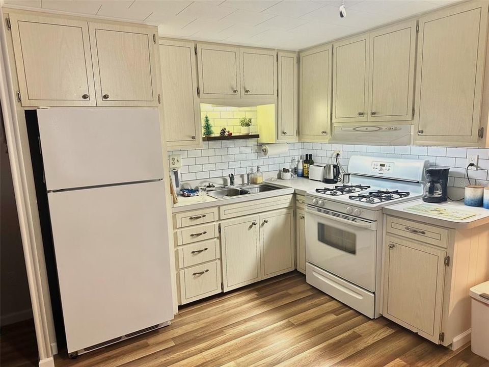 For Sale: $132,500 (2 beds, 1 baths, 776 Square Feet)