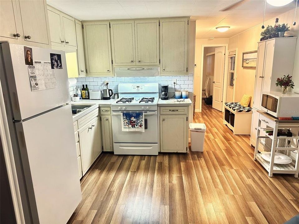 For Sale: $132,500 (2 beds, 1 baths, 776 Square Feet)