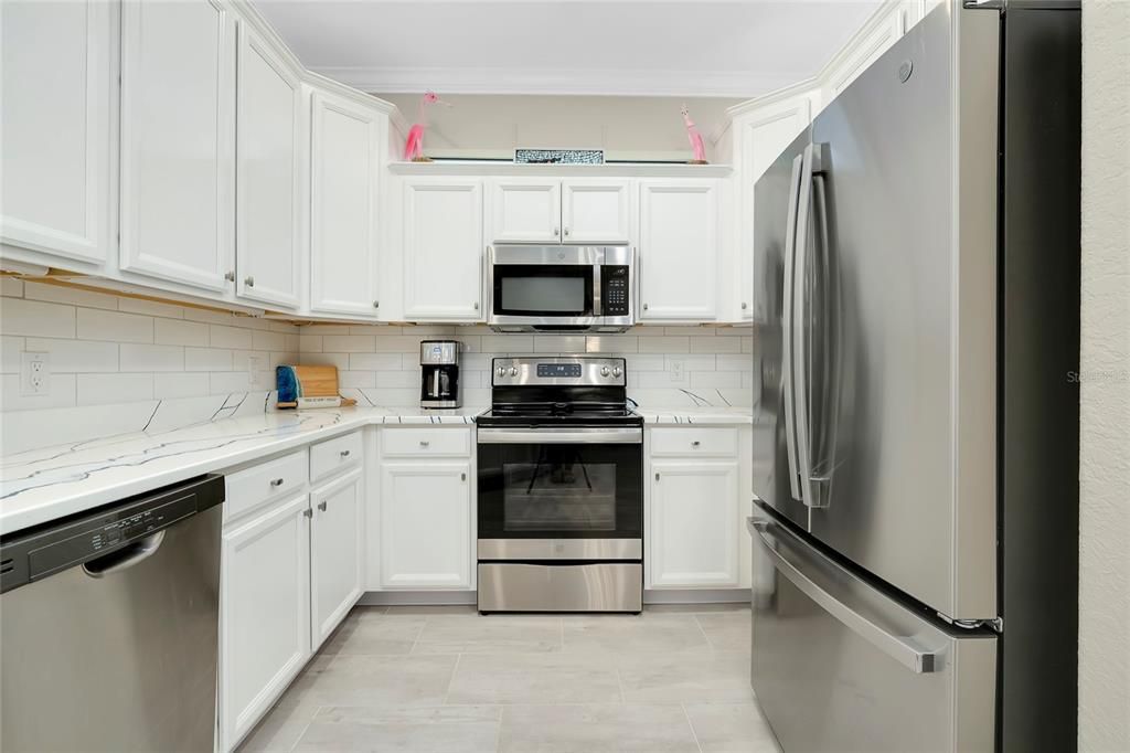 Kitchen w/granite countertops/upgrade lighting