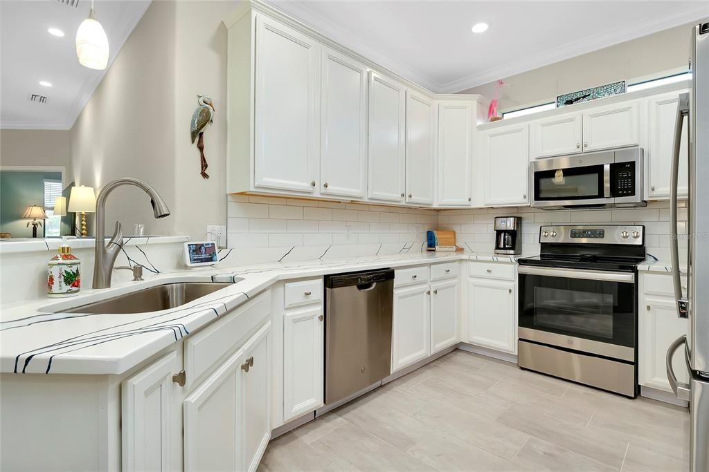 Kitchen w/granite countertops/upgrade lighting