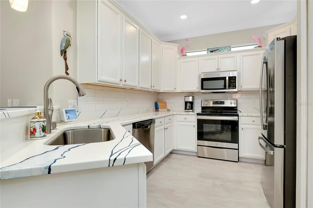 Kitchen w/granite countertops/upgrade lighting