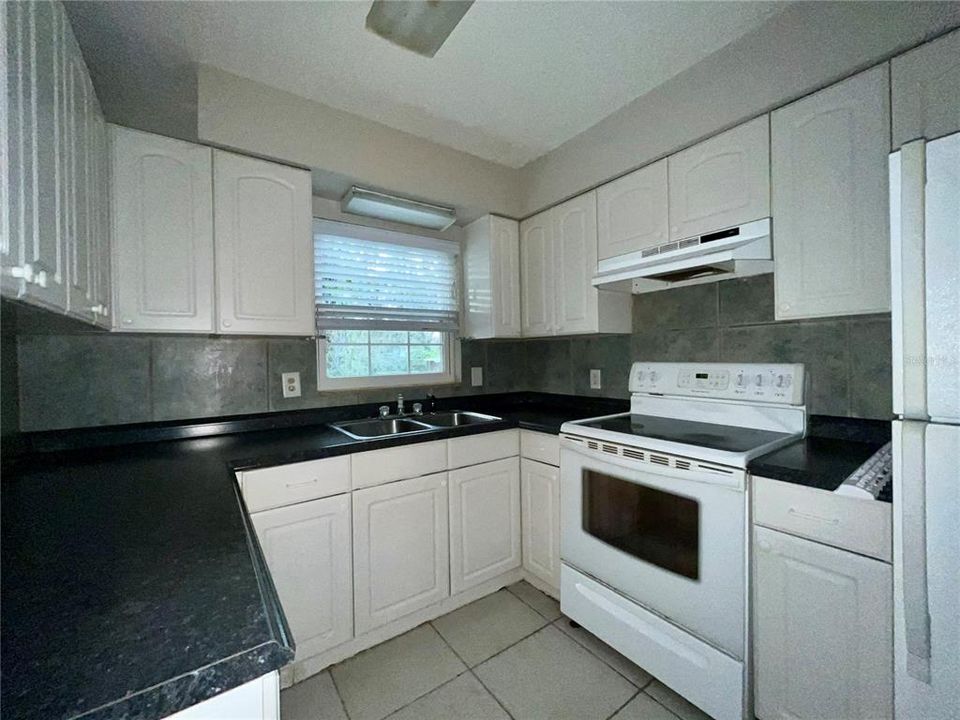 For Rent: $1,900 (3 beds, 2 baths, 1207 Square Feet)