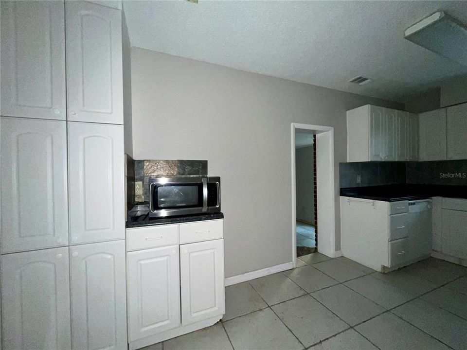 For Rent: $1,900 (3 beds, 2 baths, 1207 Square Feet)