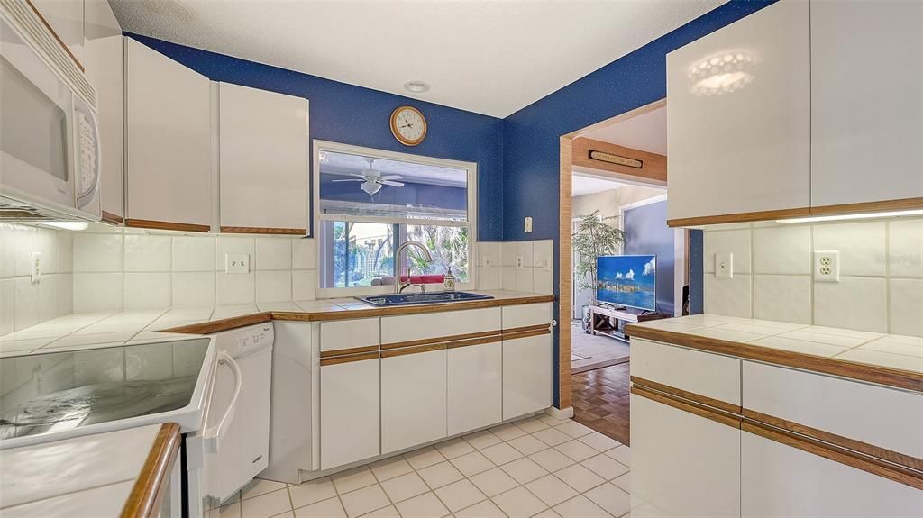 For Sale: $347,500 (2 beds, 2 baths, 1450 Square Feet)