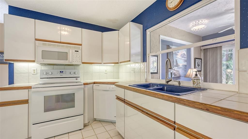 For Sale: $347,500 (2 beds, 2 baths, 1450 Square Feet)