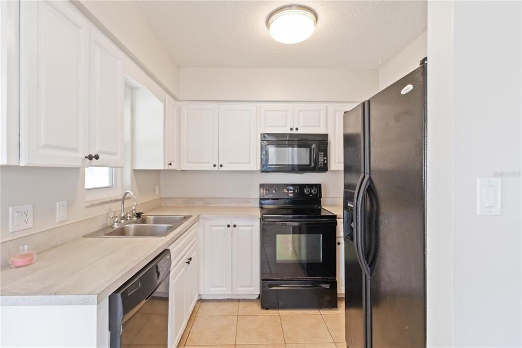 For Sale: $305,000 (2 beds, 1 baths, 912 Square Feet)