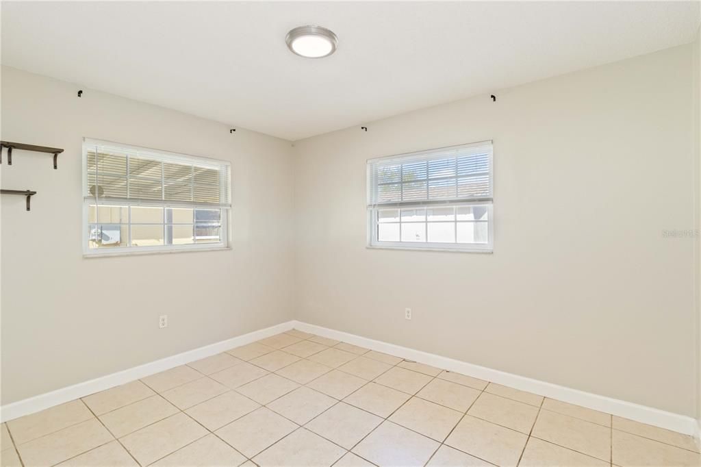 For Sale: $305,000 (2 beds, 1 baths, 912 Square Feet)