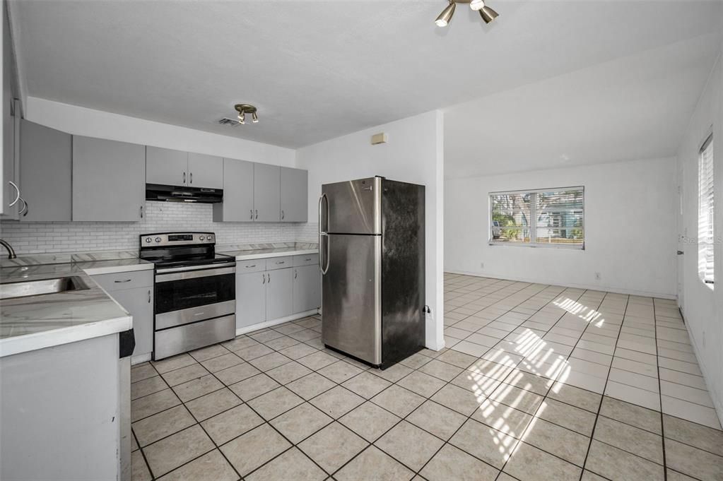 For Sale: $850,000 (2 beds, 1 baths, 780 Square Feet)