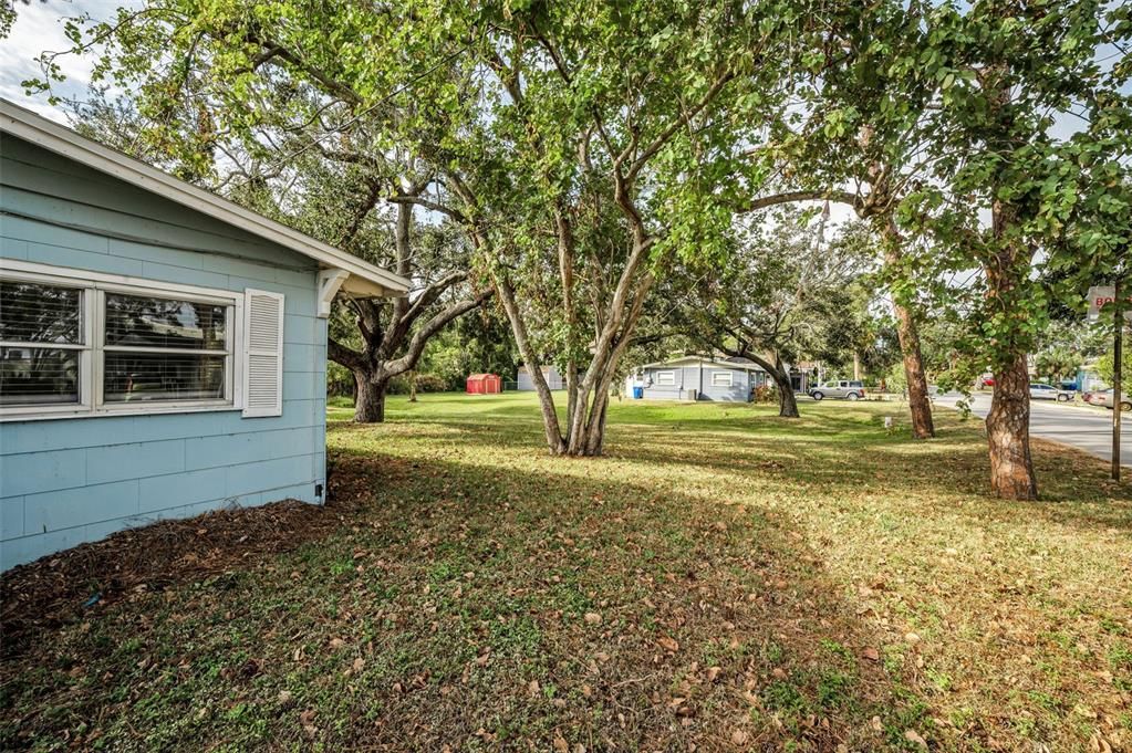 For Sale: $850,000 (2 beds, 1 baths, 780 Square Feet)