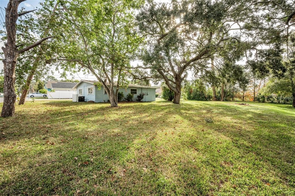 For Sale: $850,000 (2 beds, 1 baths, 780 Square Feet)