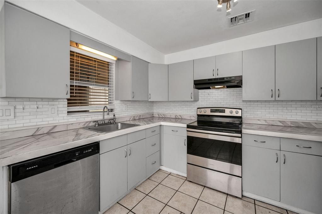 For Sale: $850,000 (2 beds, 1 baths, 780 Square Feet)