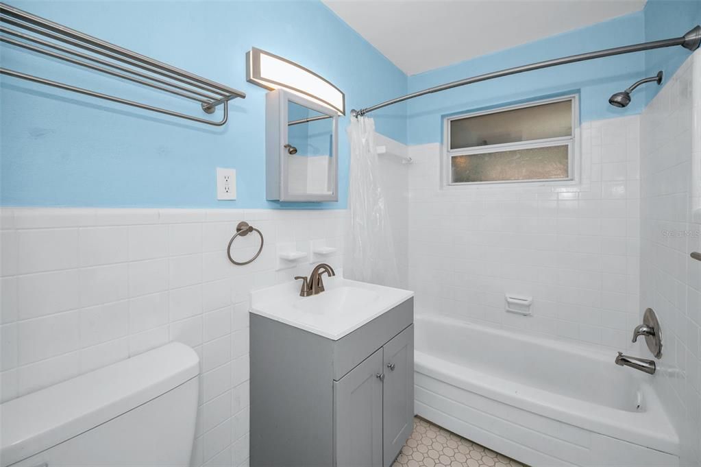 For Sale: $850,000 (2 beds, 1 baths, 780 Square Feet)