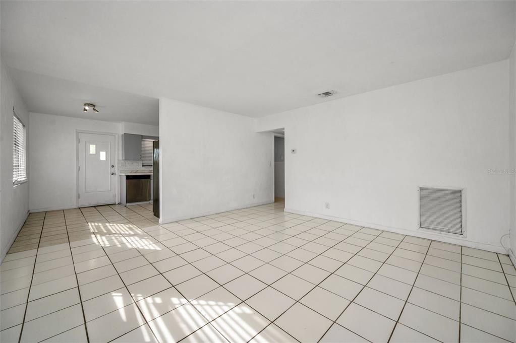 For Sale: $850,000 (2 beds, 1 baths, 780 Square Feet)