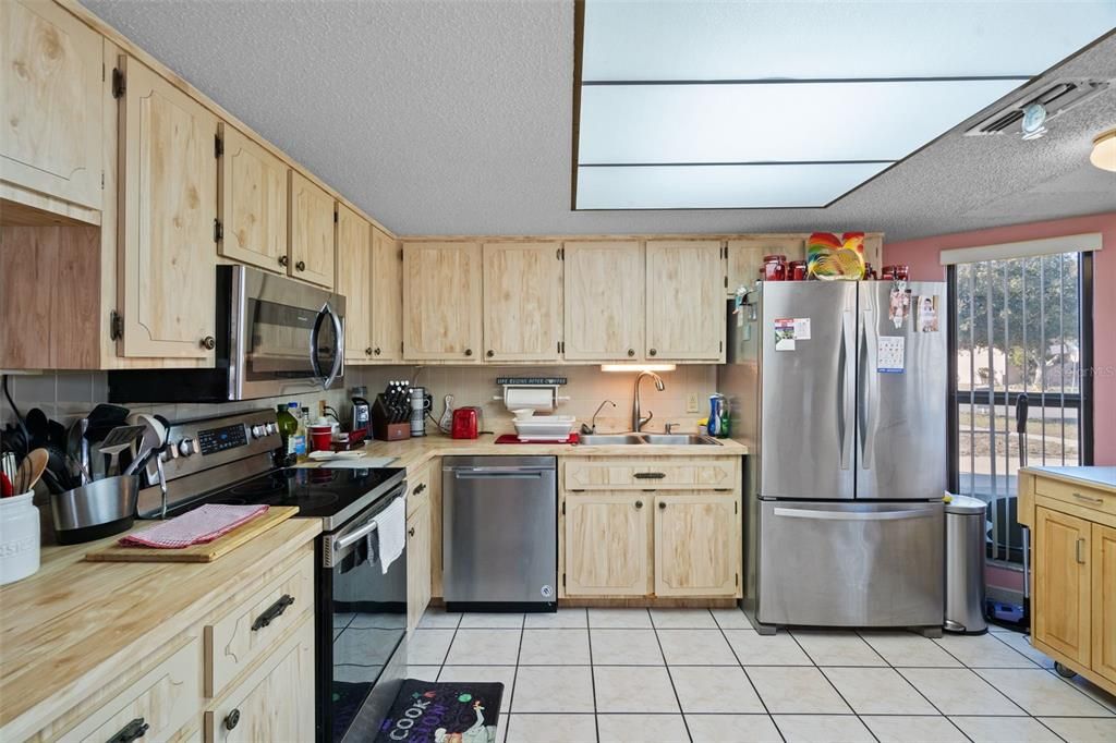 What a Gorgeous and Spacious Kitchen