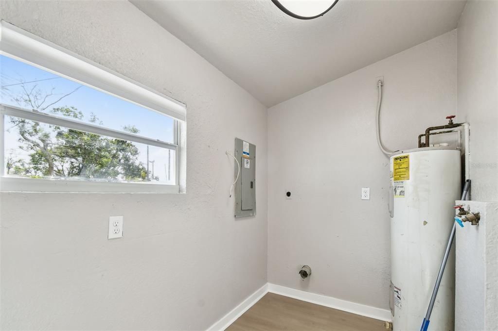 For Sale: $249,900 (2 beds, 1 baths, 672 Square Feet)