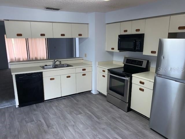 For Rent: $1,995 (3 beds, 2 baths, 1450 Square Feet)